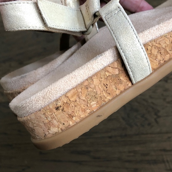 Vionic Kirra II thong gold metallic sandals Sz 10 Like New - Picture 8 of 9